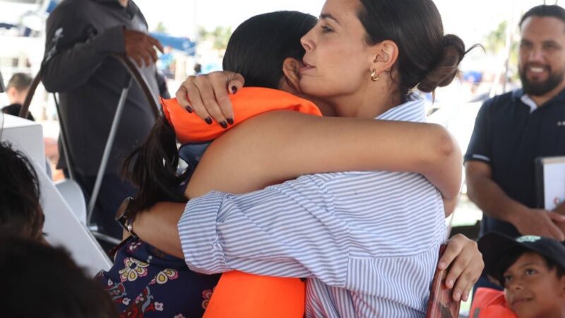 Disfrutan niños y niñas de paseo por el mar de Cancún en catamarán