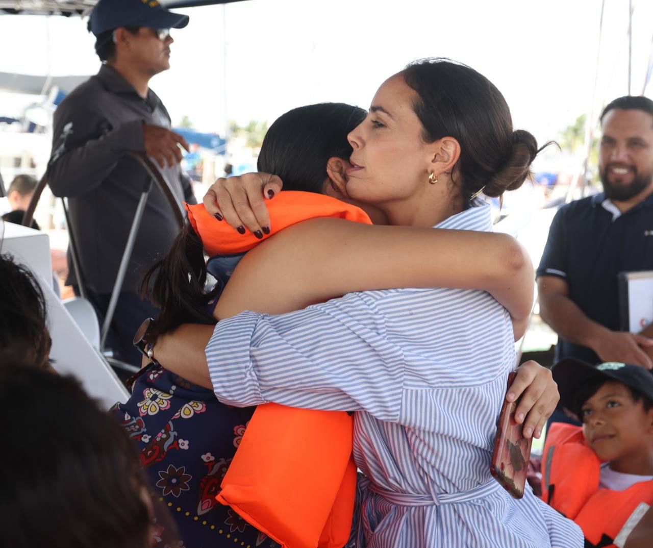 Disfrutan niños y niñas de paseo por el mar de Cancún en catamarán