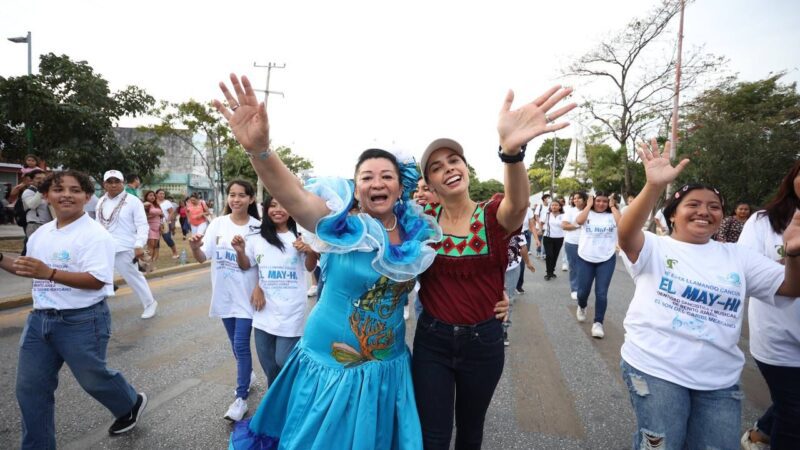 ENCABEZA ANA PATY PERALTA DESFILE DE LOS CANCUNENSES CON MÁS DE 13 MIL PARTICIPANTES