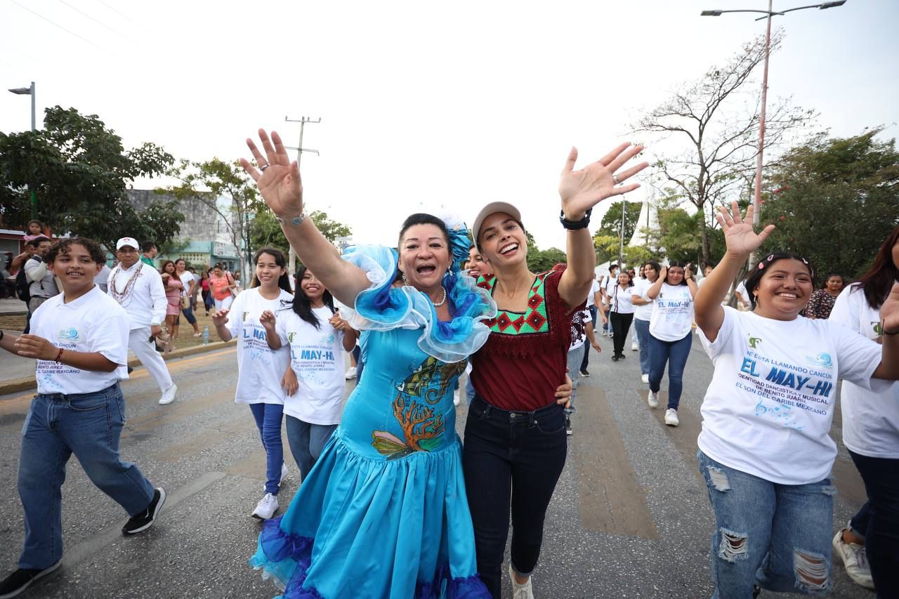 ENCABEZA ANA PATY PERALTA DESFILE DE LOS CANCUNENSES CON MÁS DE 13 MIL PARTICIPANTES