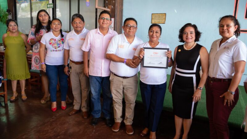 JUANITA ALONSO RECONOCE LABOR DE LOS Y LAS EDUCADORAS DE COZUMEL