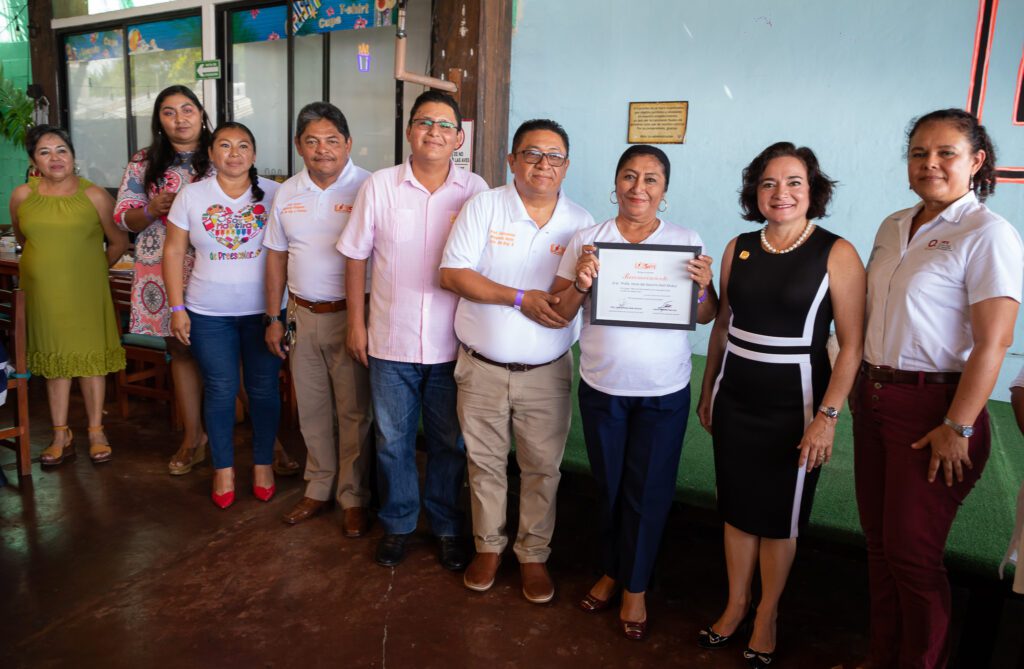 JUANITA ALONSO RECONOCE LABOR DE LOS Y LAS EDUCADORAS DE COZUMEL