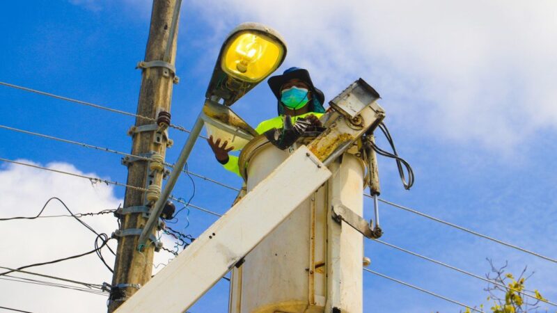 AVANZAN LOS TRABAJOS DE ALUMBRADO PÚBLICO EN LA ZONA CONTINENTAL DE ISLA MUJERES