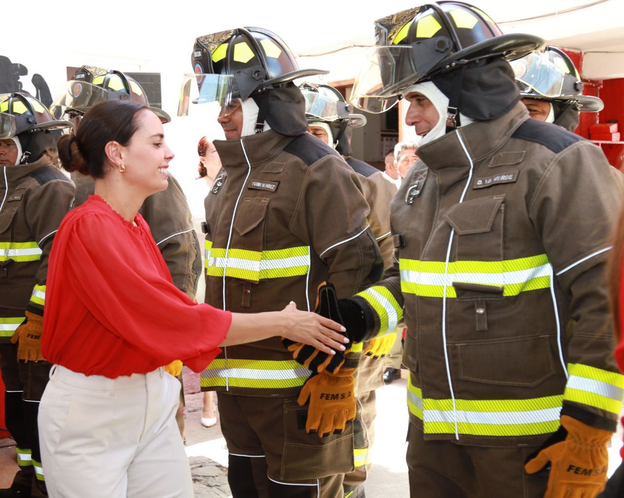 Reconoce Ana Paty Peralta a bomberos por su destacada labor