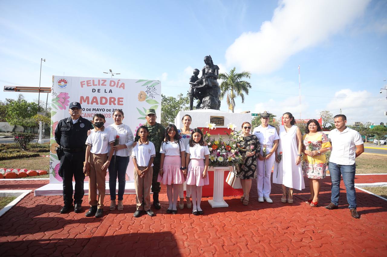 Conmemora Ana Paty Peralta a madres cancunenses en su día