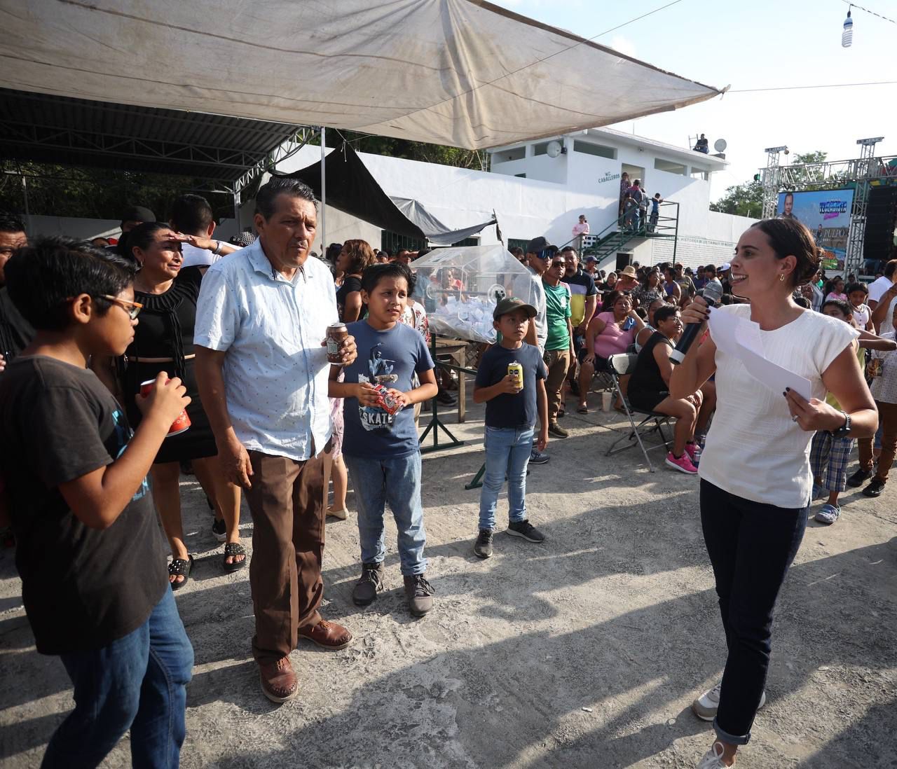 Reconoce Ana Paty Peralta labor y Unión de Tianguistas en su aniversario