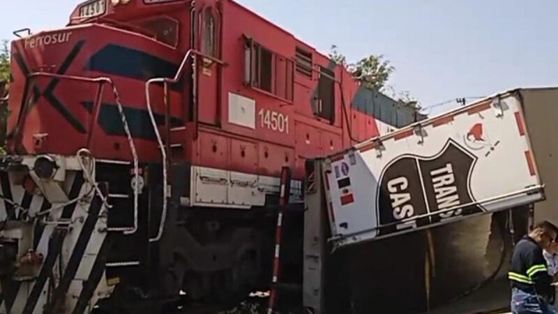 Tren arrolló a tráiler en Veracruz; chofer del camión resultó lesionado