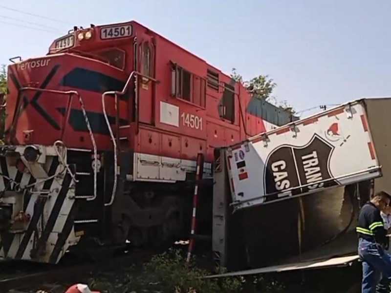 Tren arrolló a tráiler en Veracruz; chofer del camión resultó lesionado