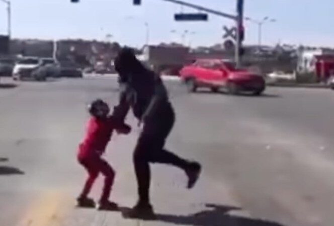 Aficionados a la lucha libre causan sensación en la calle; Rey Mysterio celebra (video)