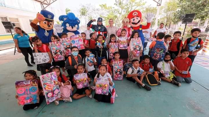 Continúa Atenea Gómez regalando sonrisas a niños y niñas de la Zona Continental de Isla Mujeres con entrega juguetes