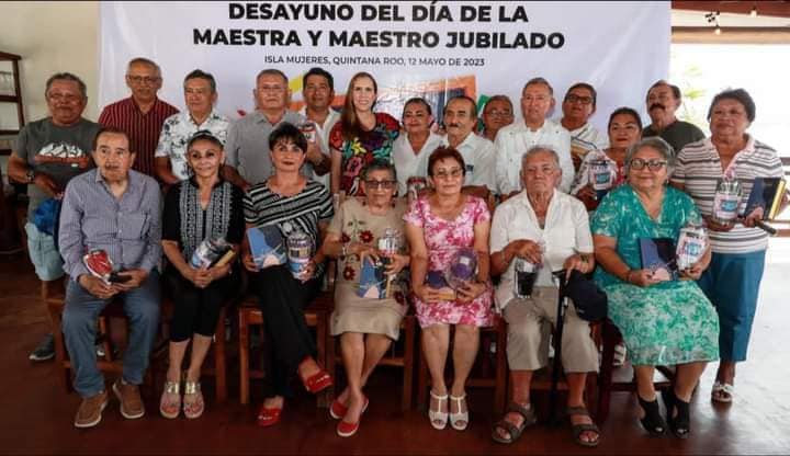 Atenea Gómez celebra a las maestras y maestros jubilados