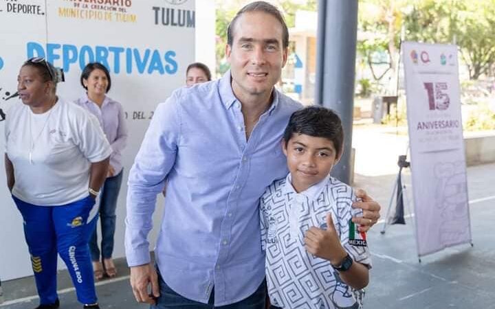 Diego Castañón entrega becas deportivas municipales a tulumnenses