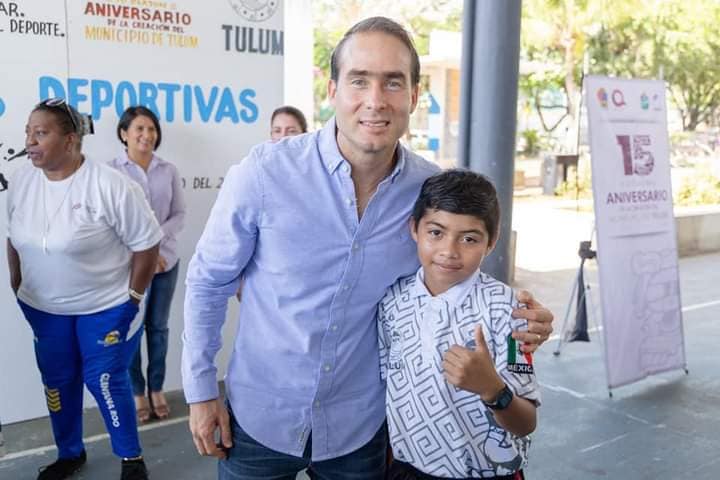 Diego Castañón entrega becas deportivas municipales a tulumnenses