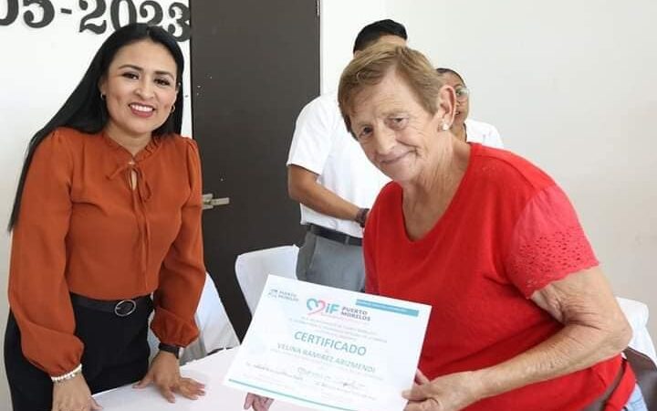 Entrega Blanca Merari lentes a menores de edad de Puerto Morelos