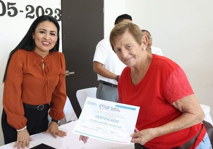 Entrega Blanca Merari lentes a menores de edad de Puerto Morelos