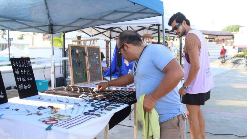 Jóvenes coreanos animan el Pabellón Artesanal y Gastronómico de Puerto Morelos