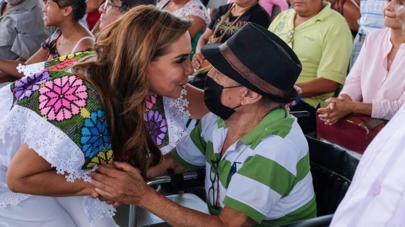 Mara Lezama entregó apoyos directos para transformar viviendas de familias cozumeleñas