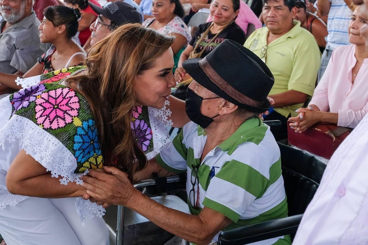 Mara Lezama entregó apoyos directos para transformar viviendas de familias cozumeleñas