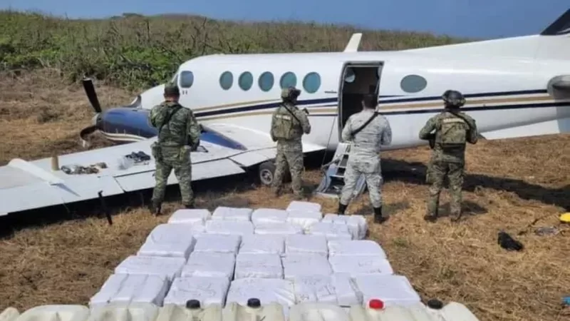 Aseguran avioneta con 800 kilos de presunta cocaína en Chiapas