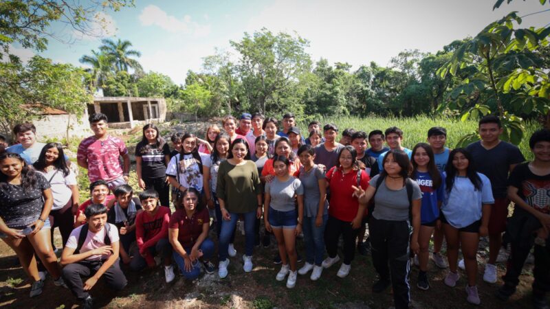 Felicita Blanca Merari a estudiantes del Cecyte por sus esfuerzos para limpiar el sendero del cenote del domo