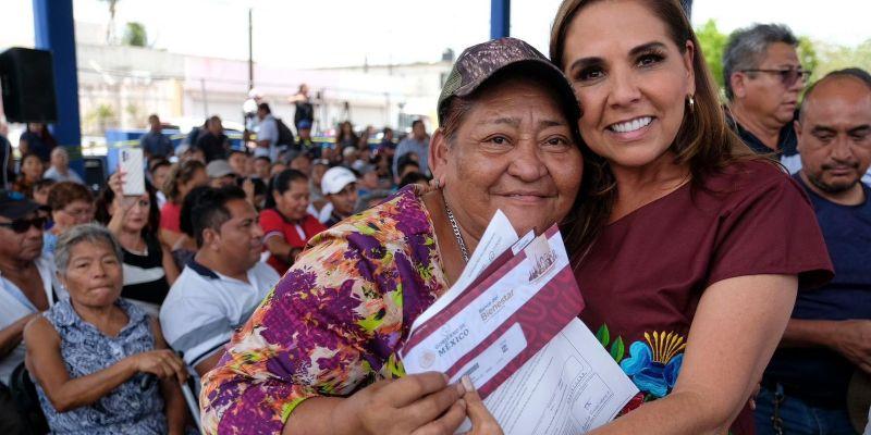 Mara Lezama entrega tarjetas para que 476 familias transformen sus viviendas