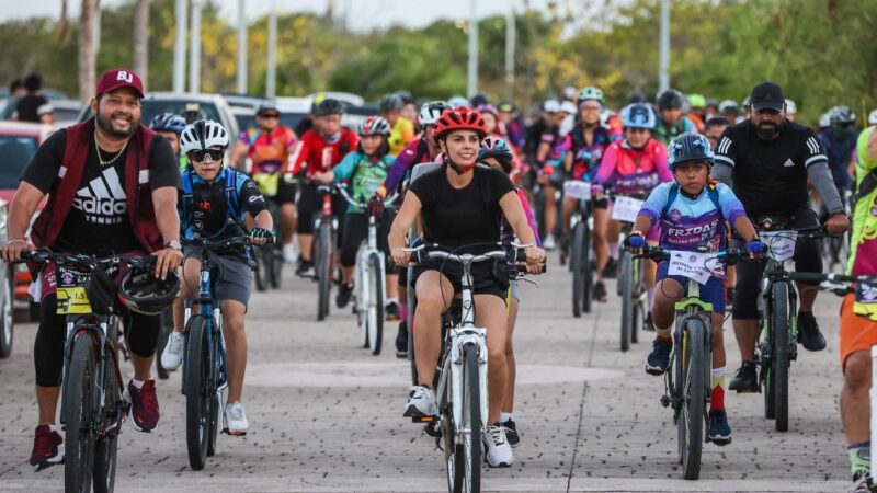 Ana Paty Peralta recorre centro de Cancún en rodada nocturna