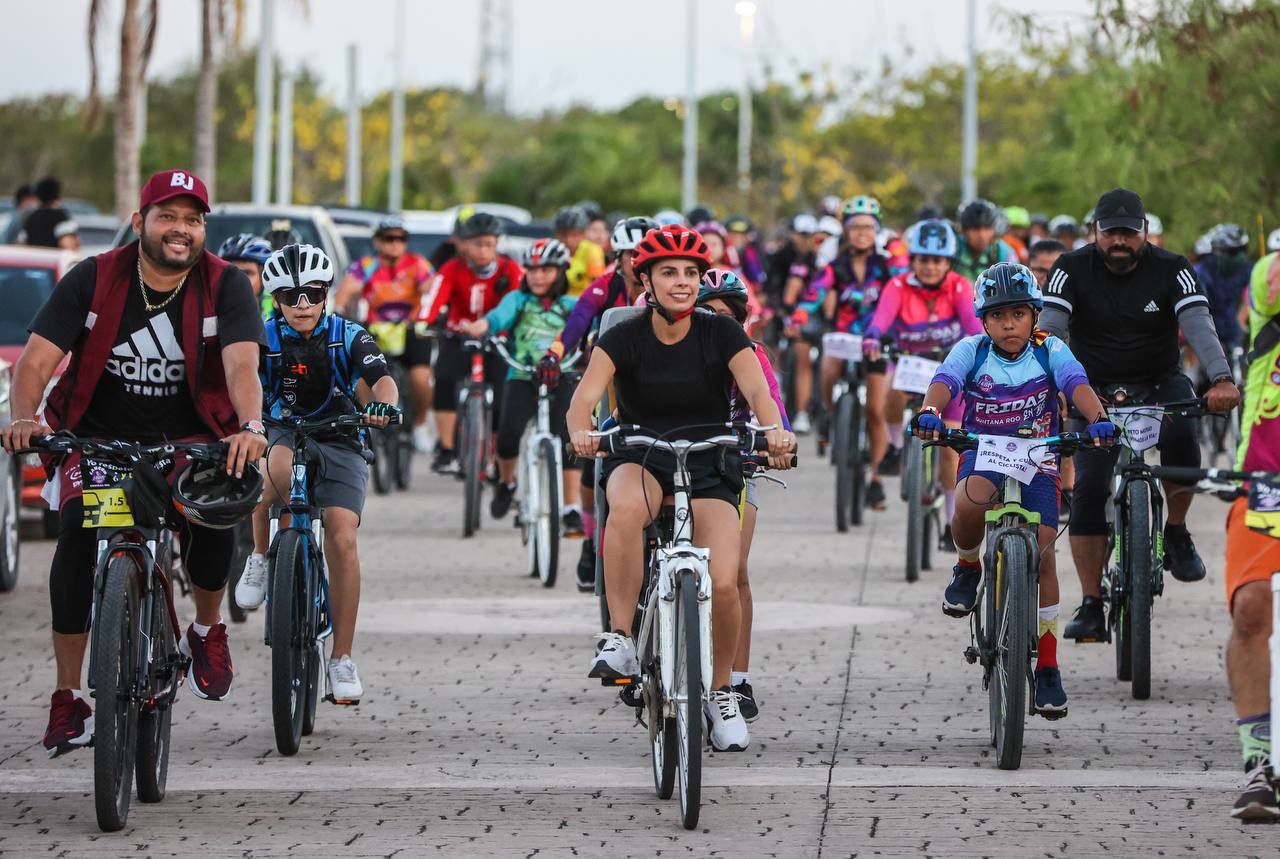 Ana Paty Peralta recorre centro de Cancún en rodada nocturna