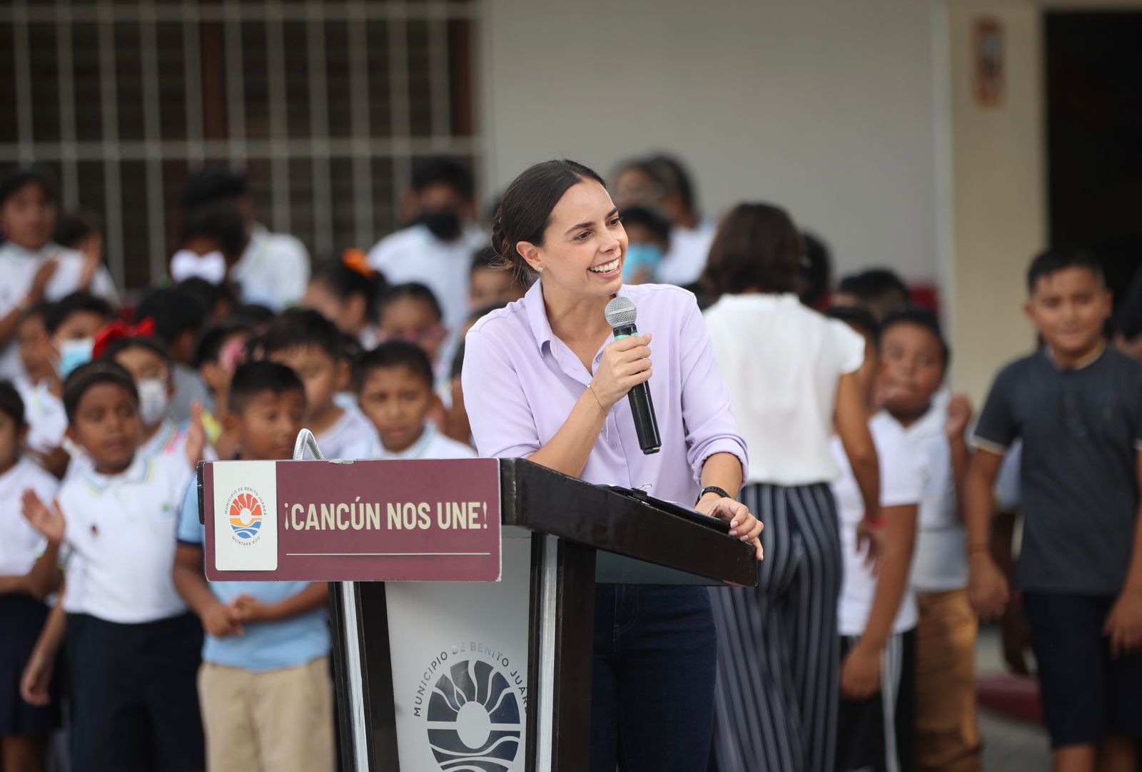 Instala Ana Paty Peralta primer buzón morado en empresa local