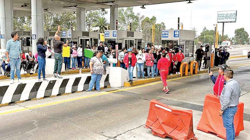 Maestros bloquean más de nueve horas