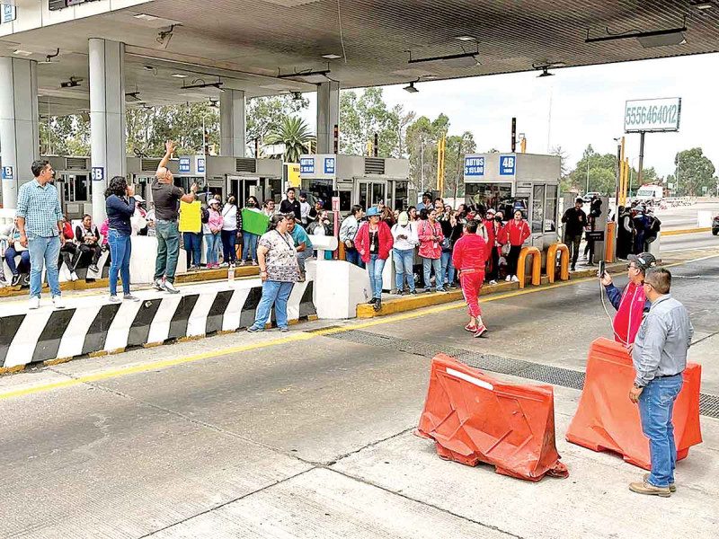 Maestros bloquean más de nueve horas