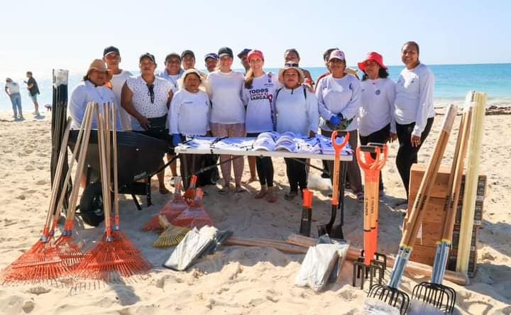 Atenea Gómez entregó uniformes y equipo nuevo al personal de Zofemat en Isla Blanca