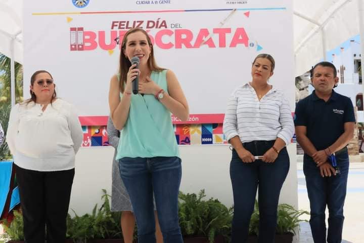 Atenea Gómez agradece el esfuerzo y compromiso diario de sus colaboradores en el “Día del Burócrata”