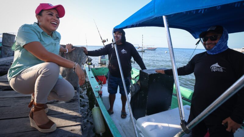 BLANCA MERARI TZIU DA DISPARO DE SALIDA A EMBARCACIONES DEL TORNEO DE PESCA EN EL MARCO DEL FESTIVAL DEL DÍA DE LA MARINA EN PUERTO MORELOS