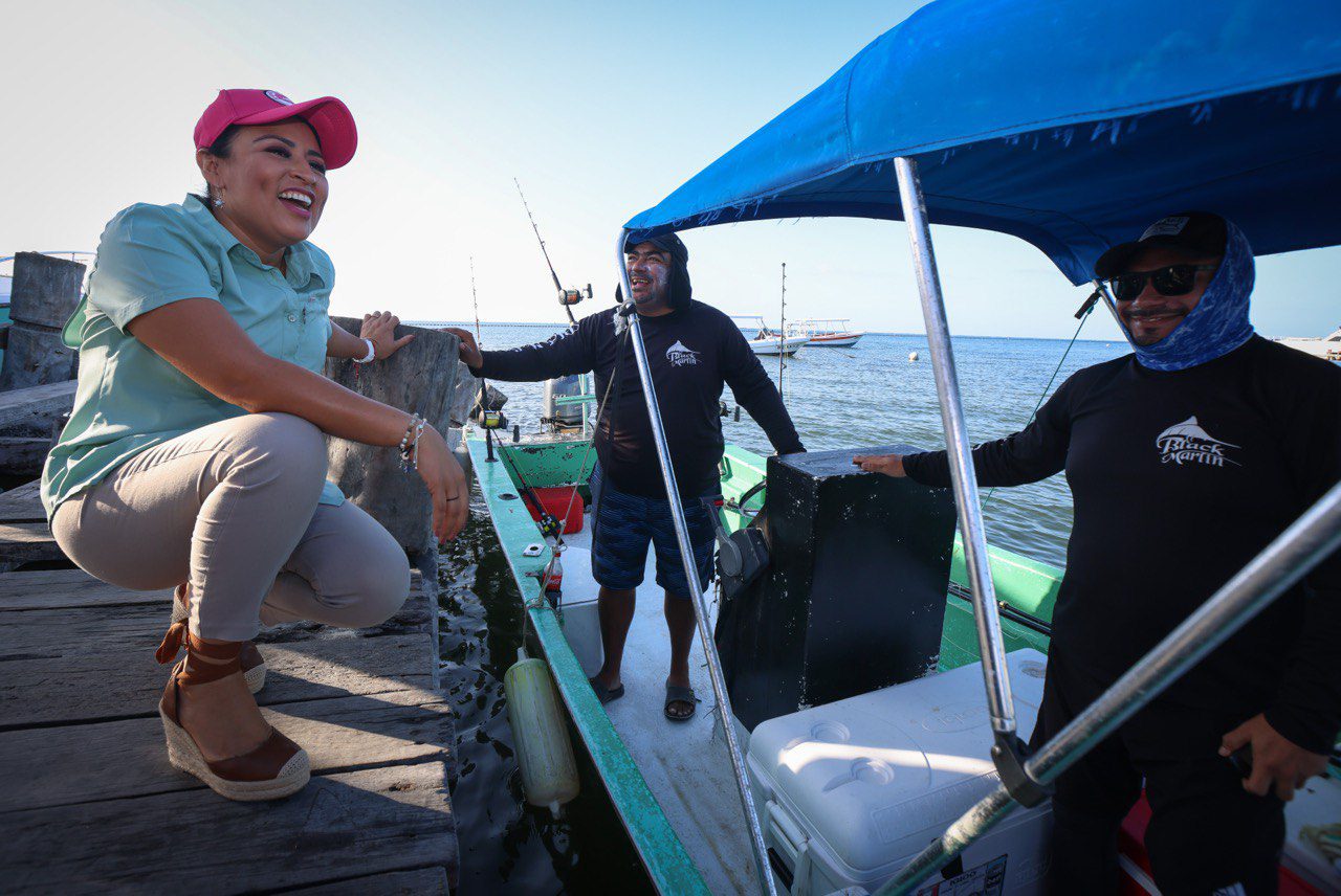 BLANCA MERARI TZIU DA DISPARO DE SALIDA A EMBARCACIONES DEL TORNEO DE PESCA EN EL MARCO DEL FESTIVAL DEL DÍA DE LA MARINA EN PUERTO MORELOS