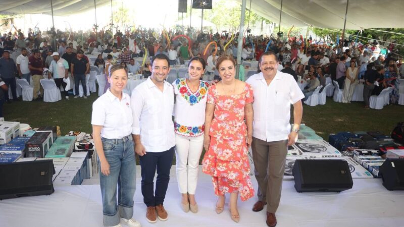 CELEBRA ANA PATY PERALTA A PADRES TRABAJADORES DEL SINDICATO DEL AYUNTAMIENTO