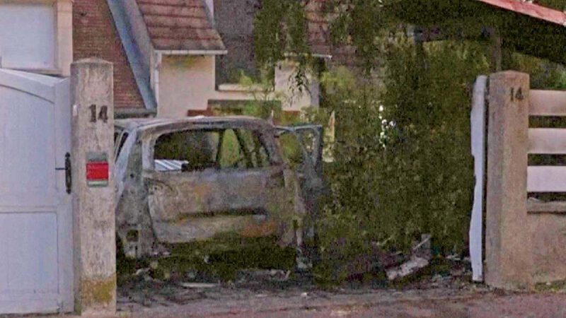 Con coche en llamas, atacan casa de alcalde francés