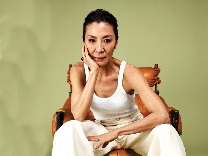 La actriz asiática Michelle Yeoh usa el poder de su voz