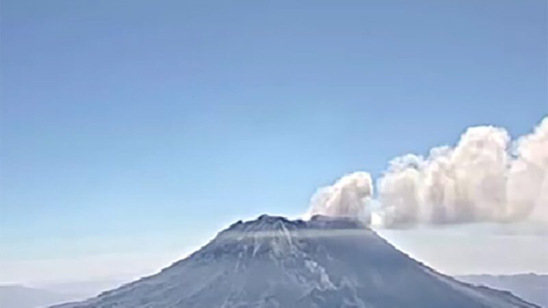 Volcán Ubinas aumenta explosiones; erupción está en “fase crítica”