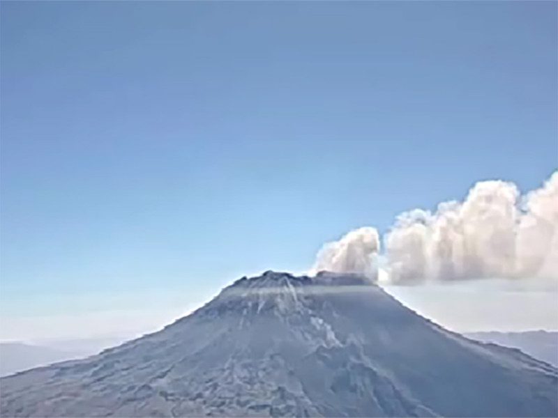 Volcán Ubinas aumenta explosiones; erupción está en “fase crítica”