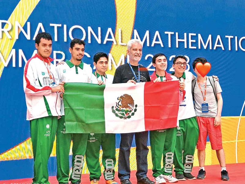 Suben al podio de las matemáticas; mexicanos ganan medallas