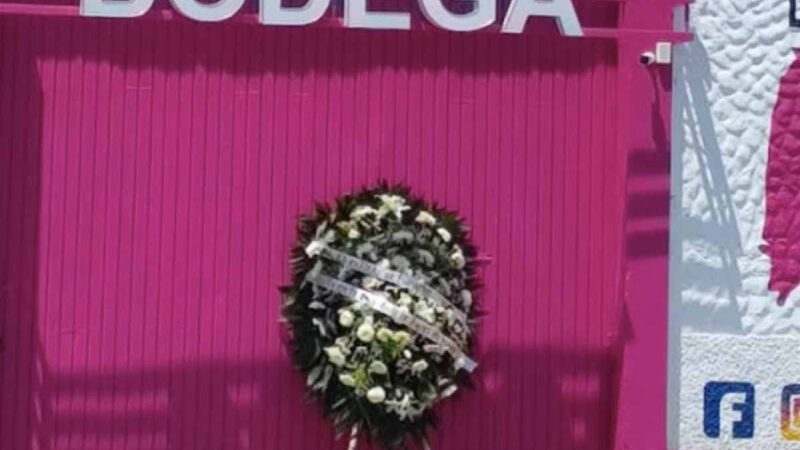 Dejan corona de flores y partes mutiladas en una florería de Los Mochis