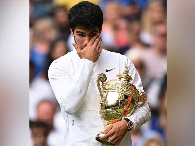 Carlos Alcaraz Rompe Trofeo Ganado En Wimbledon Durante Entrevista ...