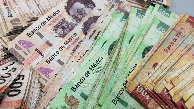 Hombre retira 500 mil pesos del banco y lo asaltan en el estacionamiento