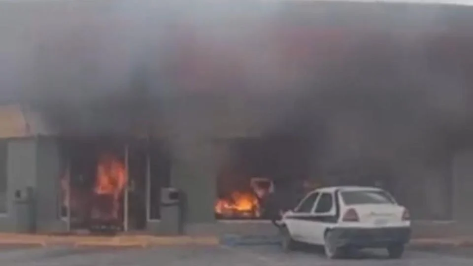 Hombre entra a Oxxo y provoca incendio en Apodaca