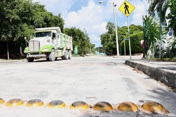 Coloca gobierno de a puerto Morelos nueva señalética en vialidades del municipio 