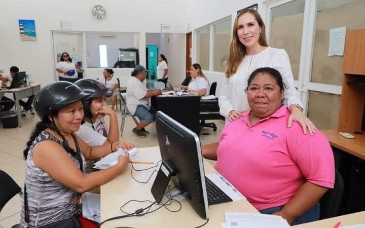 Atenea Gómez supervisa el inicio del registro al programa “Tinacos Isla Mujeres”