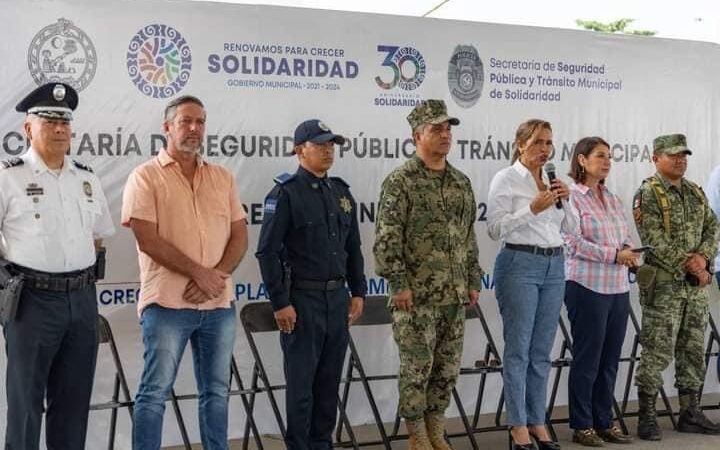 Lili Campos entrega equipo y anuncia aumento en seguro de vida a policías