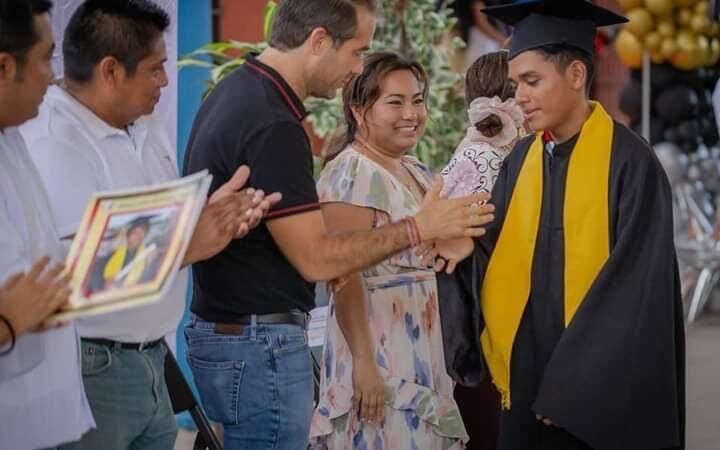 Diego Castañón apadrina estudiantes de la Escuela Telesecundaria “Erick Paolo Martinez”