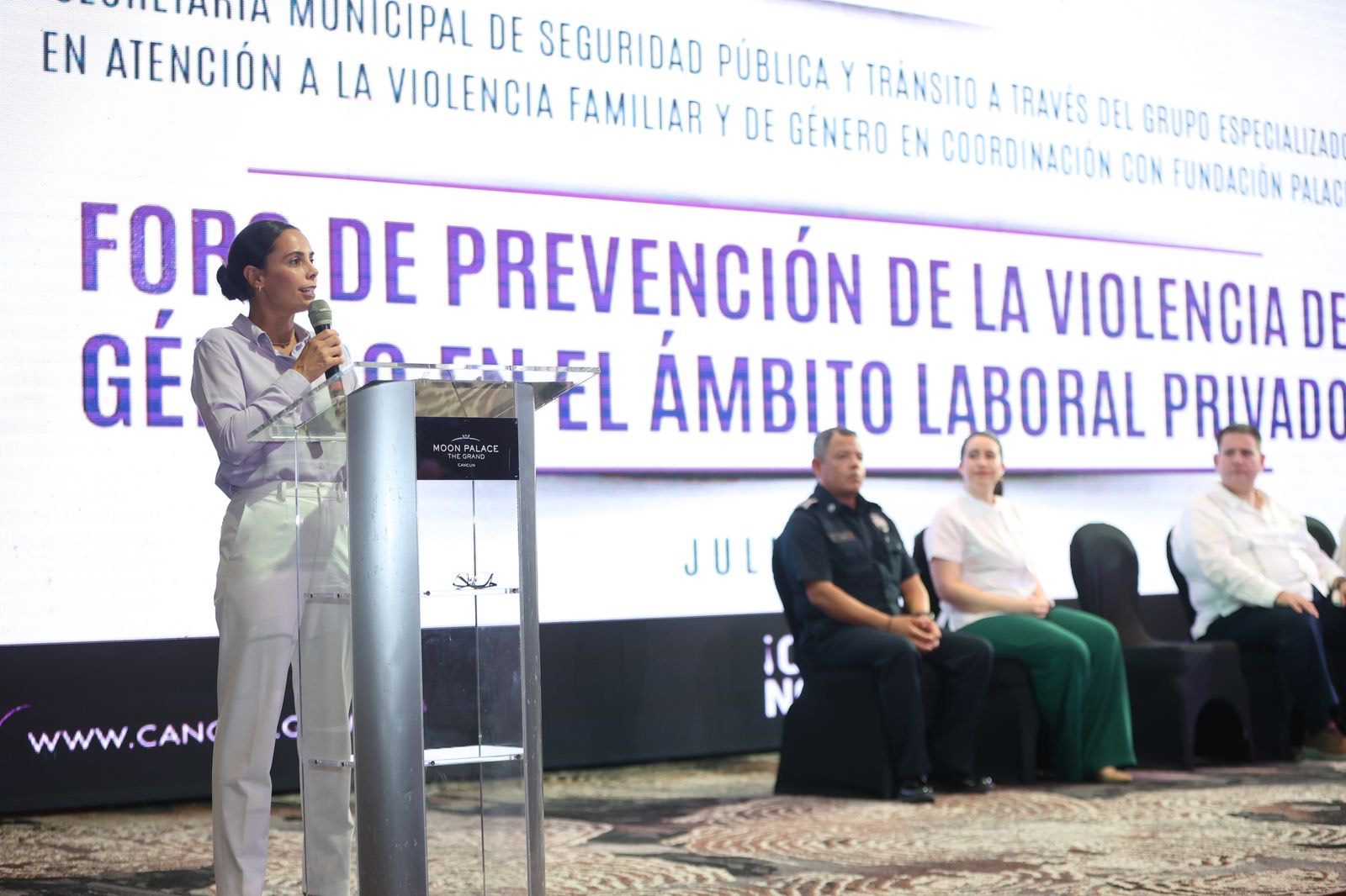 Promueve Ana Paty Peralta prevención de violencia de género en ámbito laboral