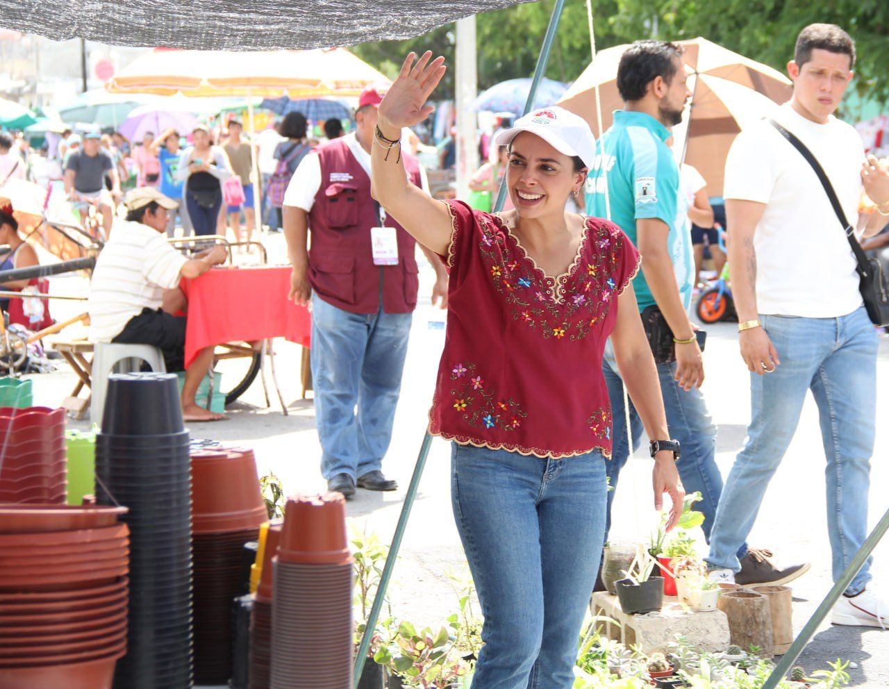 Garantiza Ana Paty Peralta seguridad en los tianguis de Cancún 